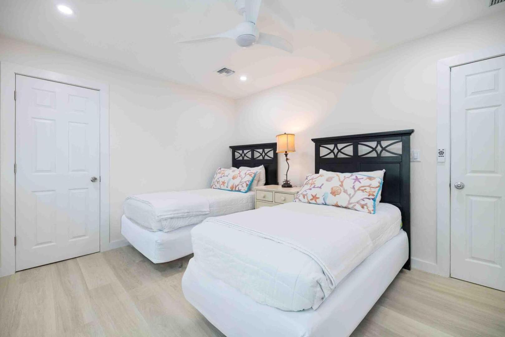 Thatch Hill - Renovated Beach House With Pool, Short Walk To The Rum Point Club Driftwood Village Esterno foto